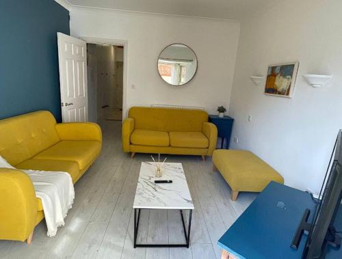 Abingdon House | Queen Anne Court with FREE PARKING By Prescott Apartments