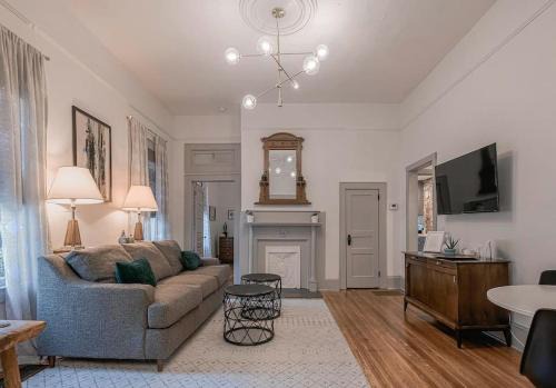 Earlewood Apartment | Queen Anne Eclectic Apartment