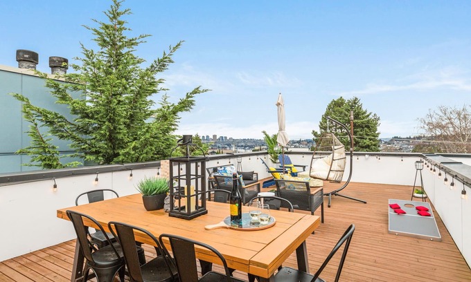 East Queen Anne House | Queen Anne Oasis by Lake Union!Near Stadiums!Rooftop!Sauna!BBQ!Firepit!Parking!