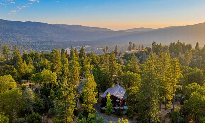 Oakhurst Villa | Queen Anne Villa by Bass Lake, 20 min to Yosemite