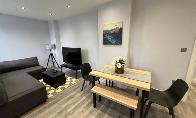 Abingdon Apartment | Queen Apartment | 7 Guests | High Spec | En-Suites