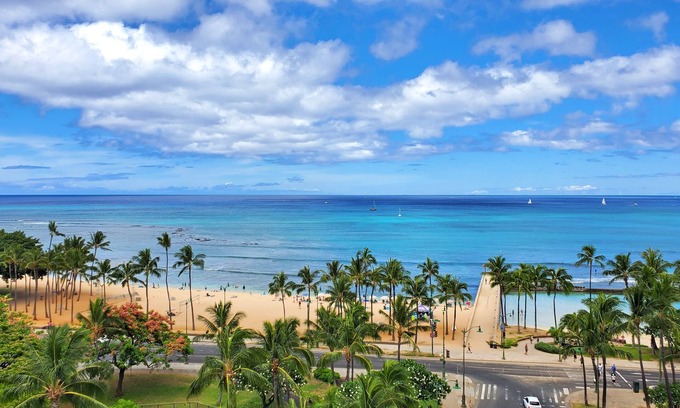 Waikiki Condo | 🛏Queen-Bed 🏝Beachy Studio at the Waikiki Grand Hotel® 605