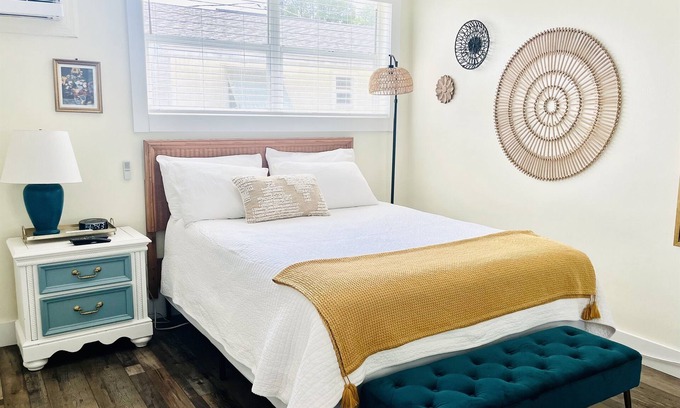 Safety Harbor Hotel | Queen Bed Comfort | Tranquil Spot to Unwind Stay