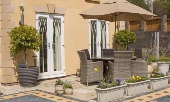 Merthyr Tydfil Bed & Breakfast | Queen Bee & B