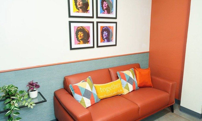 Santurce Hotel | Queen Bee @ Somos Hotel