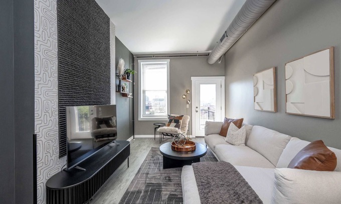 Mount Auburn Apartment | Queen City Views 4 – Chic Apt!