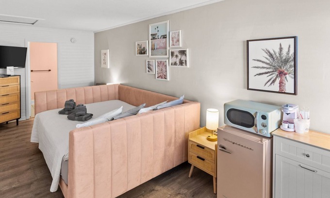 Carolina Beach Hotel | Queen Room Hotel- 2 Pools, Near Beach/Boardwalk, No Pets Allowed