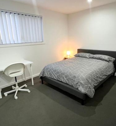 Guildford House | Queen Room in Peaceful and Modern House - OR8