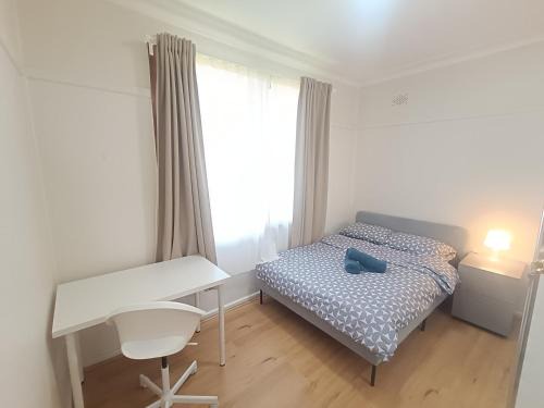 West Ryde House | Queen Room in West Ryde Home - E1