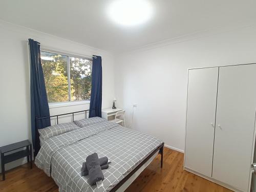 Carlingford House | Queen Room near Shopping Mall & Station- NC1