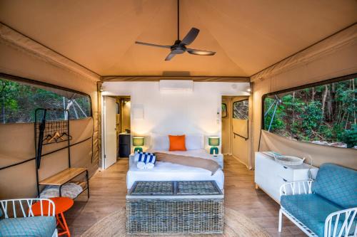 Nelly Bay Apartment | Queen Safari Tent 4