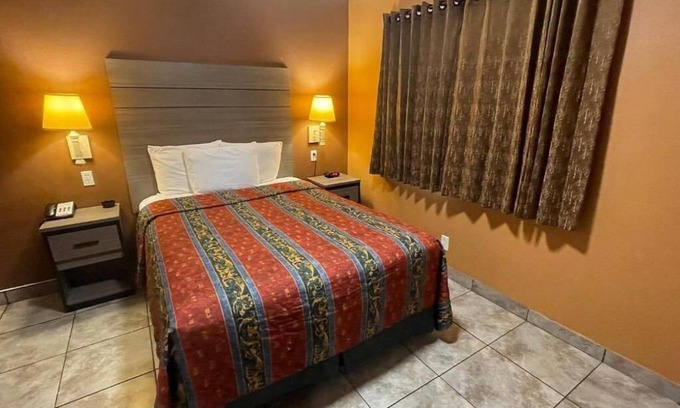 Victorville Hotel | Queen Smoking at New Corral Motel