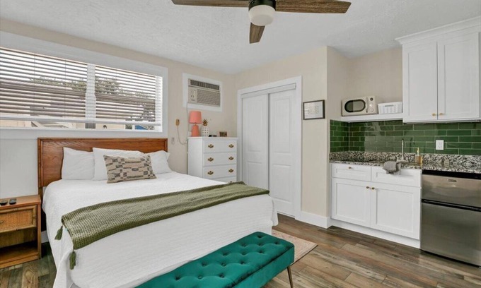 Safety Harbor Hotel | Queen Studio | Downtown Spot +Free Laundry