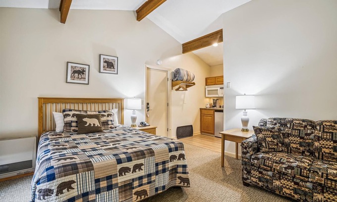 West Bridgewater Hotel | Queen Studio on the 2nd floor with outdoor heated pool 207