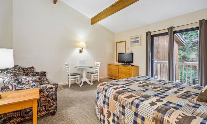 West Bridgewater Hotel | Queen Studio on the 2nd floor with outdoor heated pool 210