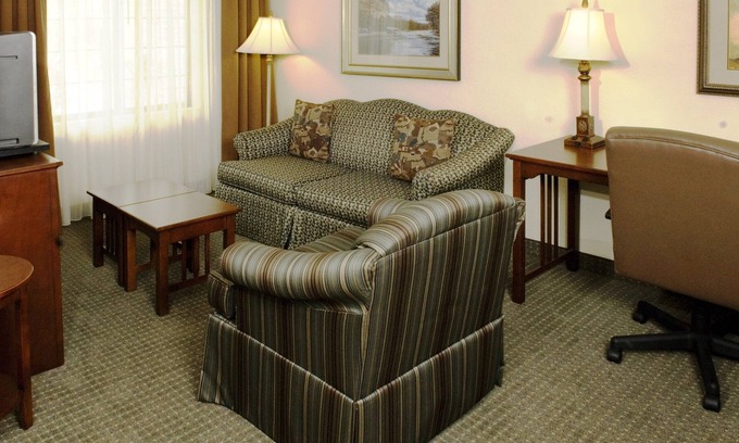 Eden Condo | Queen Suite | Laptop-friendly + FREE Breakfast