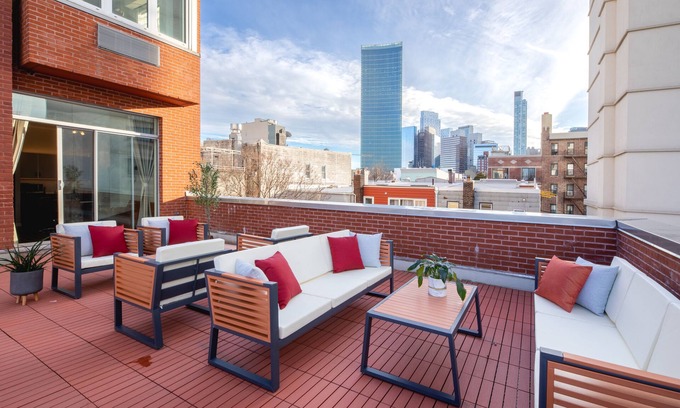 Queens House | Queen Suite with Private Patio - Boutique Family-Owned Gem Near Manhattan