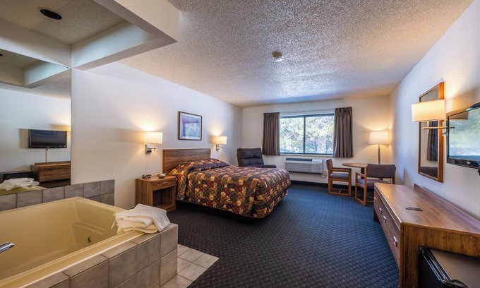 Boulder Junction Apartment | Queen Whirlpool Suite 101