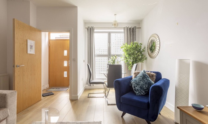 Redhill Apartment | Queens Lodge 1-Bed Apartment in Redhill