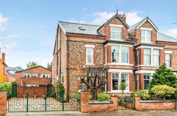 Trafford Apartment | Queens One