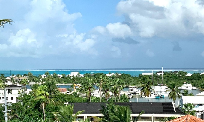 Providenciales Condo | Queen’s Paradise Views