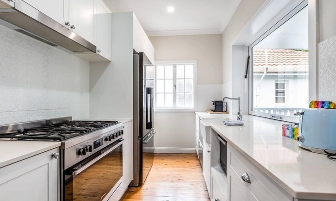 Newmarket House | Queenslander Family Gem with backyard & play area