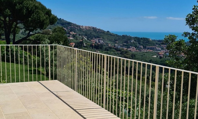 Pugliola House | "Quercia": 2 BDR, AC, Seaview, Pool, Tennis, plus Private Garage in Lerici!