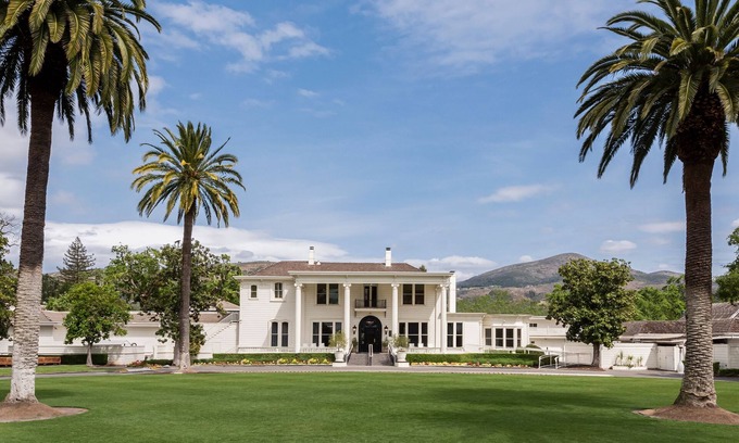 Napa Hotel | Quick Drive to Trancas Crossing Park! Golf Course, Outdoor Pool, Free Parking!