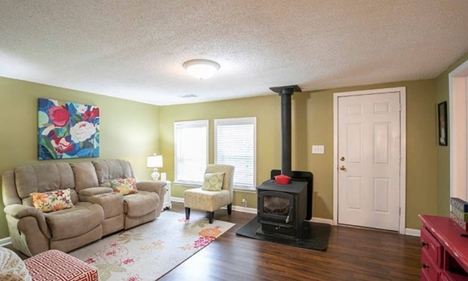Oxford Cottage | Quiet 2 bedroom cottage close to M-Trade Park.