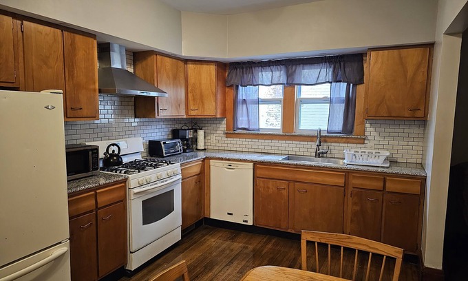 Front Park Apartment | Quiet 2 bedroom
