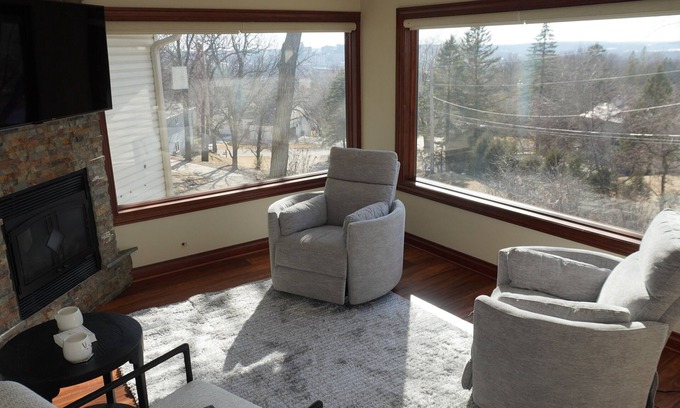 Rochester House | Quiet 3 BDR Home- private sauna & skyline view- close to downtown & Mayo Clinic
