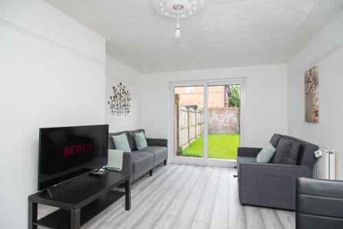Kirkby Apartment | Quiet 3 bed house, pet friendly