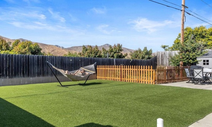 Ventura House | Quiet 3 bedroom 2 bath located 8 min from beach