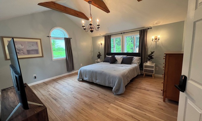 Brunswick Cottage | Quiet 3-bedroom cottage w/2 specious deck with water views in Brunswick w/WiFi