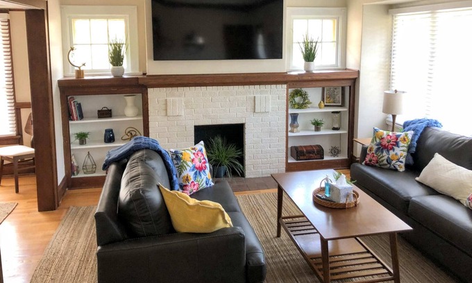 Shorewood Apartment | Quiet "3" Bedroom Home I Shorewood