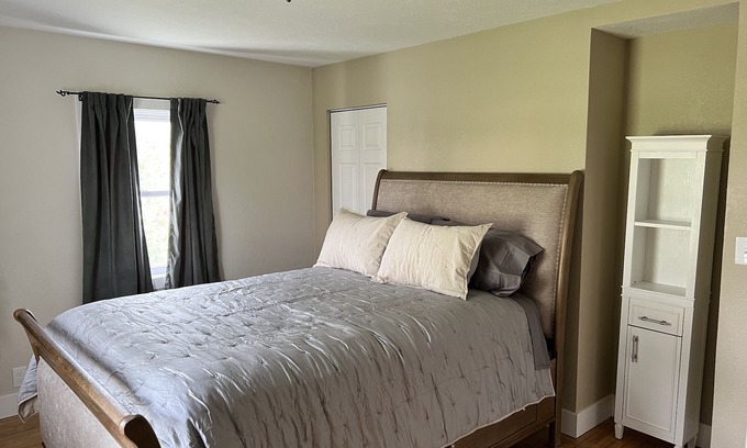Acme House | Quiet 3 bedroom, walking distance to Grand Traverse Bay