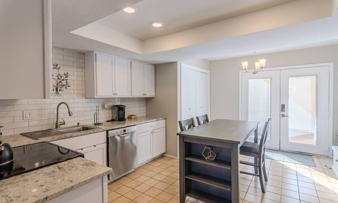 Bedford House | Quiet 3bd/2.5 bath near DFW Airport, Running Trails, Sports & Entertainment
