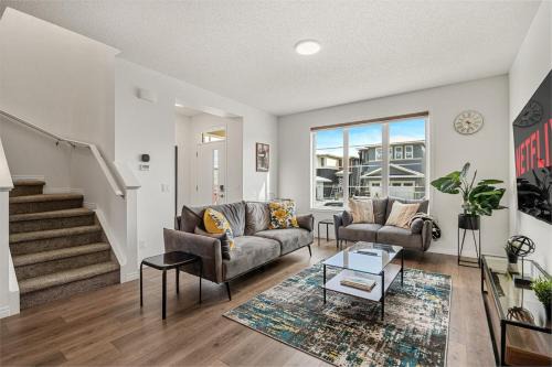 Calgary House | Quiet 3BR And 2 Bath Home In Calgary Near Airport