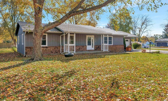 Mahomet House | Quiet 4 bedroom get away 20 min from Campus