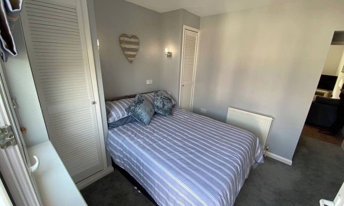 Freshwater Ski Chalet | Quiet and cosy flat, walking distance to Yarmouth ferry