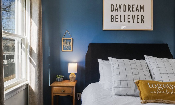 Jeffersonville Apartment | Quiet and Quaint Carriage House: Sabai Sabai