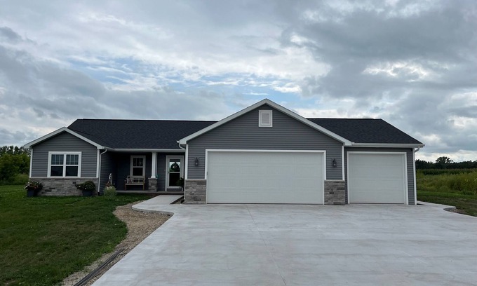 Omro House | Quiet and Relaxing EAA Home for Rent. 11.5 Miles from Airport.
