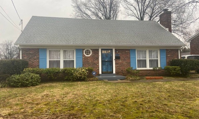 Buechel House | Quiet area 4bdrm 2 bath great location near stores
