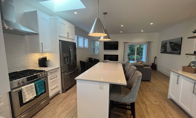 Saanich East Cottage | Quiet area- steps to UVIC, Cadboro Bay Village & Beaches, close to downtown.