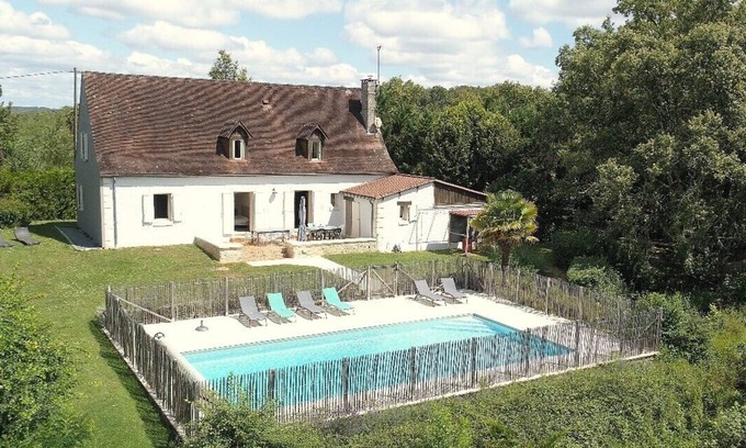 Brouchaud Villa | Quiet black Perigord villa with private heated pool 15pers
