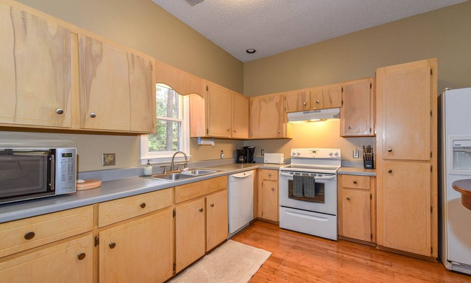 Richmond Hill House | Quiet Coastal Home in Ft McAllister + Pet Friendly