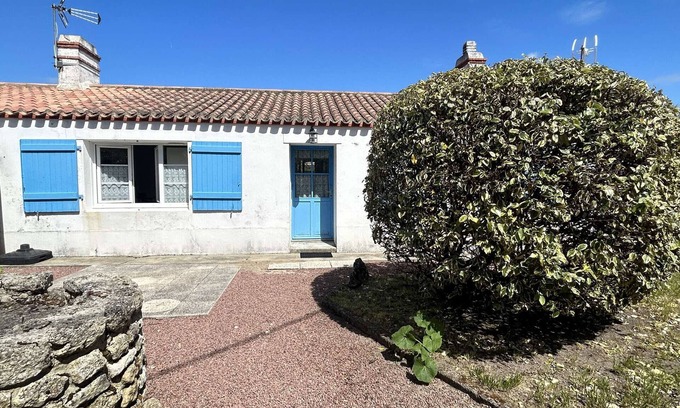 L'Epine House | Quiet Coastal House: 2 Beds, Garden, Near Beach, Sleeps 5