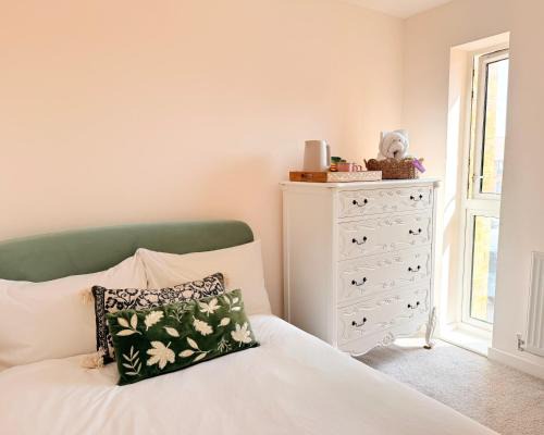 South Hornchurch House | Quiet Cosy Room with Private Bathroom & LUSH Products