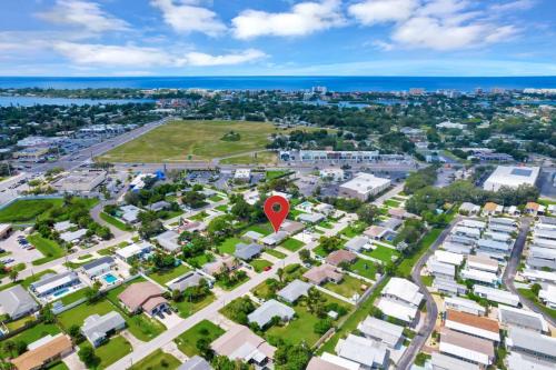 Sarasota House | Quiet Cottage Walk to Siesta Key Relax Or WORK