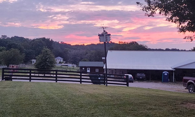 McArthur House | Quiet Country Retreat w/Horses, stocked pond & Spa Srv – Near Hocking Hillsn